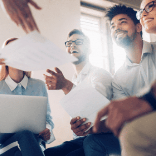 étudiants et formateur en discussion pendant un cours d’anglais professionnel dans l’enseignement supérieur- Formation et coaching linguistique