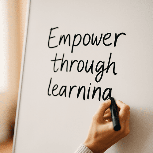 femme écrivant « Formation & enseignement – transmettre, tout simplement » sur un tableau blanc pendant une session de formation professionnelle