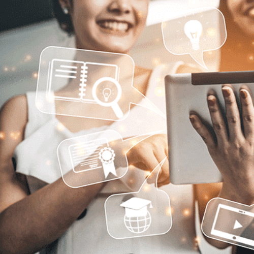 professionnelle en formation continue utilisant une tablette numérique avec des icônes de certification et apprentissage en ligne