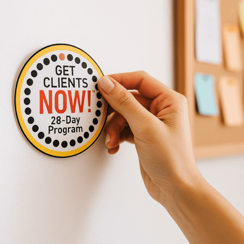 badge Get Clients Now!™ accroché à un mur par une formatrice indépendante, illustrant le programme de prospection structuré. formation et coaching