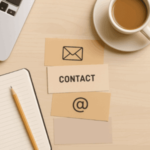 photographie d’un bureau épuré avec ordinateur portable, carnet, tasse de café et cartes avec les icônes de contact, illustrant la rubrique formulaire de contact sur le site LanguageApart.